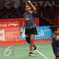 Pebulutangkis ganda putri Indonesia, Greysia Polii/Nitya K Maheswari melakukan selebrasi usai menumbangkan Amelia Alicia Anscelly/Soong Fie Cho (Malaysia) di Total BWF World Championships 2015, Jakarta, Jumat (14/8/2015). (Liputan6.com/Helmi Fithriansyah)