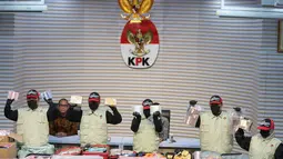 KPK memperlihatkan uang sitaan senilai sekitar Rp106,3 miliar yang menjadi barang bukti dalam perkara dugaan suap pengurusan Hak Guna Bangunan (HGB) di Kantor BPN Kabupaten Bogor, Jakarta, Selasa (15/9/2026). Uang tersebut disita dalam operasi tangkap tangan (OTT) KPK di wilayah Jabodetabek. (KLY/Budy Santoso)
