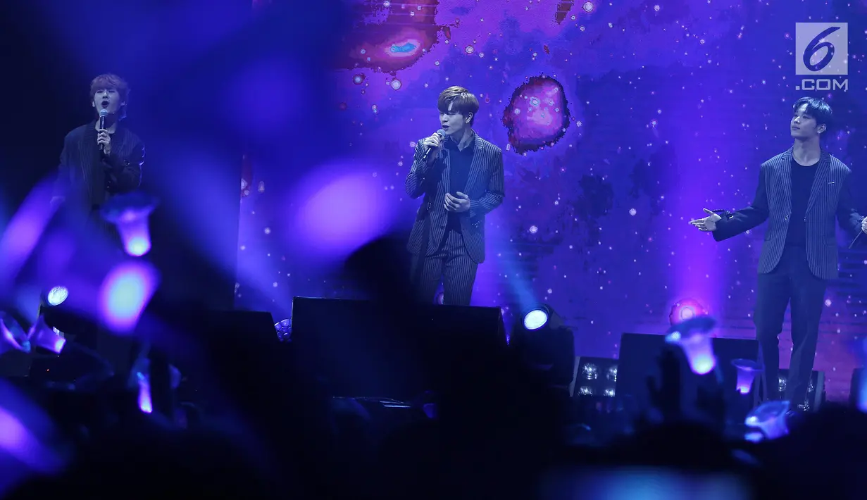 Penampilan personil Boy Band Korea Selatan BTOB, Im Hyun-sik dalam konser "BTOB in Jakarta 2018" di Jakarta, Jumat (21/9). Boy Band Korea Selatan BTOB membawakan 12 lagu salah satunya the feeling, movie dan someday. (Liputan6.com/ Herman Zakharia)