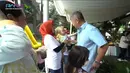 <p>Tampaknya Rayyanza tertarik dengan keberadaan Gading Marten. Dalam sekejap, Rayyanza pun mengulurkan tangan sebagai tanda minta gendong. (Foto: Youtube Rans Entertaiment)</p>