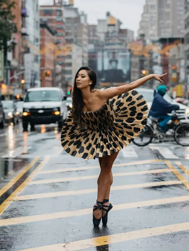 Bak Busana Mahal, Seniman Ini Manfaatkan Limbah Kertas untuk Pakaian Ballerina