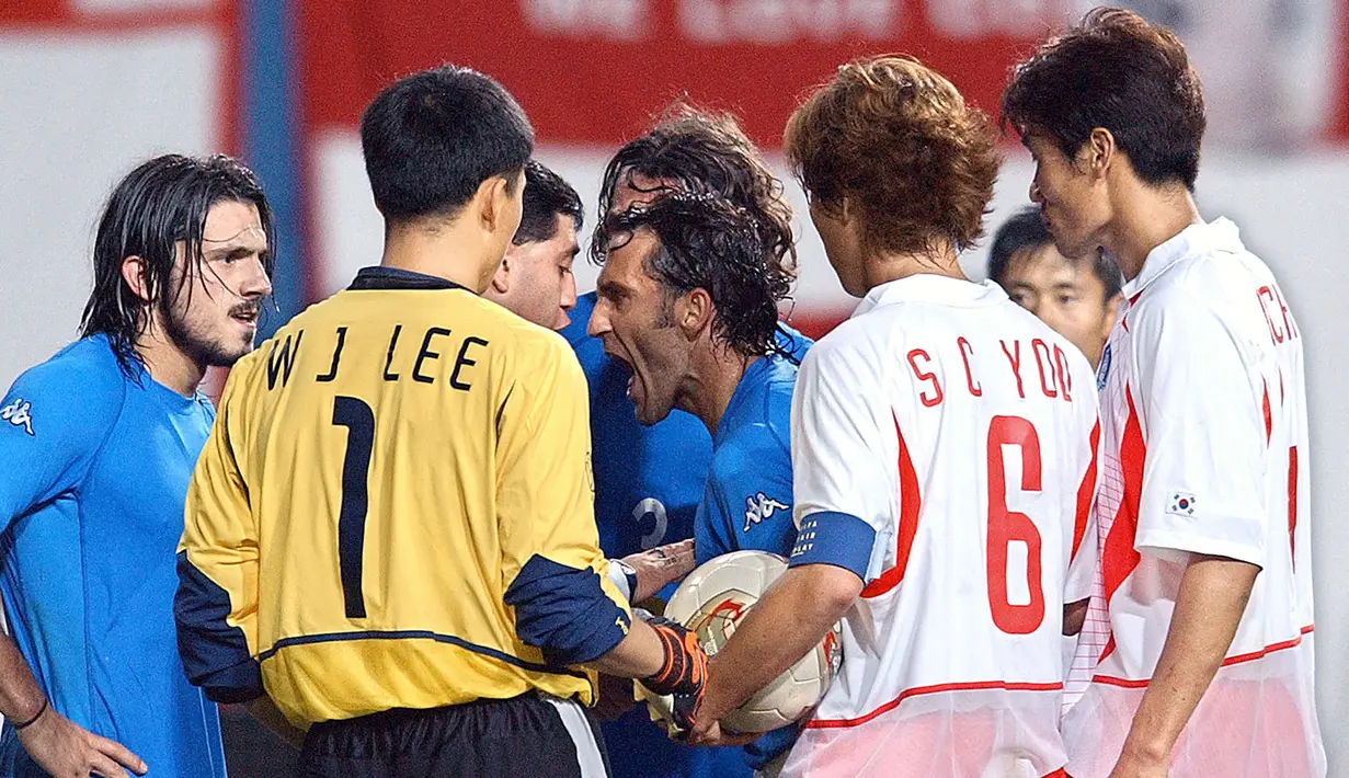 Kekalahan Italia atas Korea Selatan ini pun akhirnya mencuatkan nama Byron Moreno, sang pengadil yang dianggap banyak mengeluarkan keputusan kontroversial yang merugikan Timnas Italia. Yang pertama tentu saja saat memberi hadiah penalti kepada Korea Selatan di menit-menit awal babak pertama. Beruntung, sepakan Ahn Jung-hwan masih mampu dipatahkan Gianlugi Buffon. (AFP/Choi Jae-ku)
