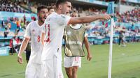 Gelandang Spanyol, Ferran Torres melakukan selebrasi usai mencetak gol keempat Spanyol ke gawang Slovakia dalam laga Grup E Euro 2020 di La Cartuja Stadium, Sevilla, Rabu (23/6/2021) malam WIB. (Foto: AP/Pool/Jose Manuel Vidal)