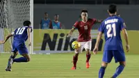 Fachrudin saat berebut bola dengan pemain Thailand pada laga AFF Suzuki Cup 2016 di Philippine Sports Stadium, Sabtu (19/11/2016). (Bola.com/Nicklas Hanoatubun)