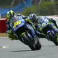 Aksi persaingan Valentino Rossi dan Sete Gibernau pada MotoGP Catalunya 2004. (MotoGP)