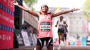 Pelari Ethiopia, Tigst Assefa melakukan selebrasi setelah melintasi garis finis dalam London Marathon 2026 di London, Inggris, Minggu (27/04/2026) waktu setempat. Assefa memecahkan rekor sebagai pelari marathon putri tercepat di dunia dengan catat waktu 2:15:41. (AP Photo/Ian Walton)