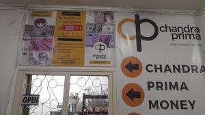 Kisah di Balik Rupiah Rp18.000: Warga Ramai Jual Dolar, Bisnis Valas Bergeliat