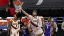 Jusuf Nukic, pebasket NBA asal Bosnia ini merupakan center andalan tim basket NBA, Portland Trail Blazers. Lahir dari keluarga muslim Bosnia, Jusuf kini mendapat julukan Bosnian Beast lantaran tubuhnya sangat besar. (Foto: AP/Rich Pedroncelli)