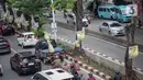 Dalam Pasal 70 Peraturan KPU (PKPU) Nomor 15 Tahun 2023, bahan-bahan kampanye dilarang ditempelkan di tempat umum seperti taman atau pepohonan. (Liputan6.com/Angga Yuniar)