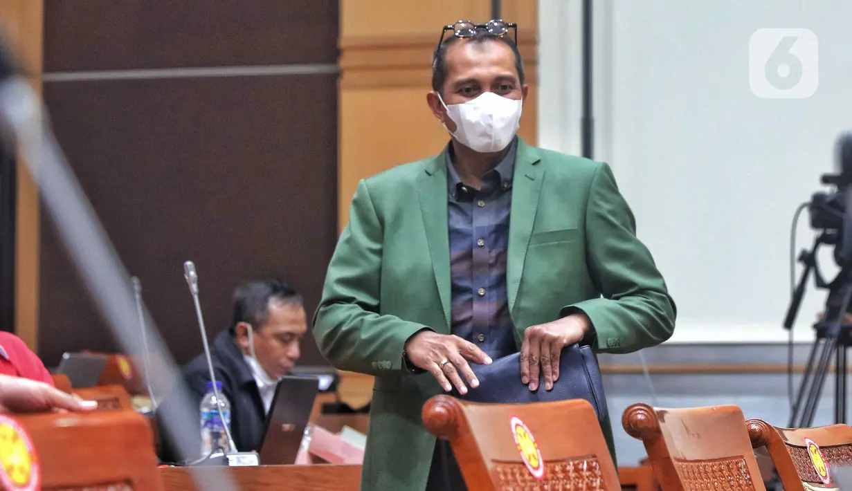 Wakil Menteri Hukum dan HAM RI, Edward Omar Sharif Hiariej bersiap mengikuti rapat kerja dengan Komisi III DPR RI di Kompleks Parlemen, Senayan, Jakarta, Rabu (9/11/2022). Rapat tersebut membahas penyampaian penyempurnaan Rancangan Kitab Undang-undang Hukum Pidana (RKUHP) hasil sosialisasi Pemerintah. (Liputan6.com/Angga Yuniar)