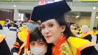 Kebahagiaan Rieke Diah Pitaloka Lulus S3 dengan Predikat Cum Laude, Wisuda Dihadiri Sang Anak