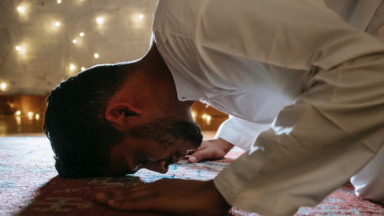 Tata Cara Sholat Tahajud Lengkap dengan Keutamaannya, Bikin Hati Damai hingga Hidup Lebih Tenang