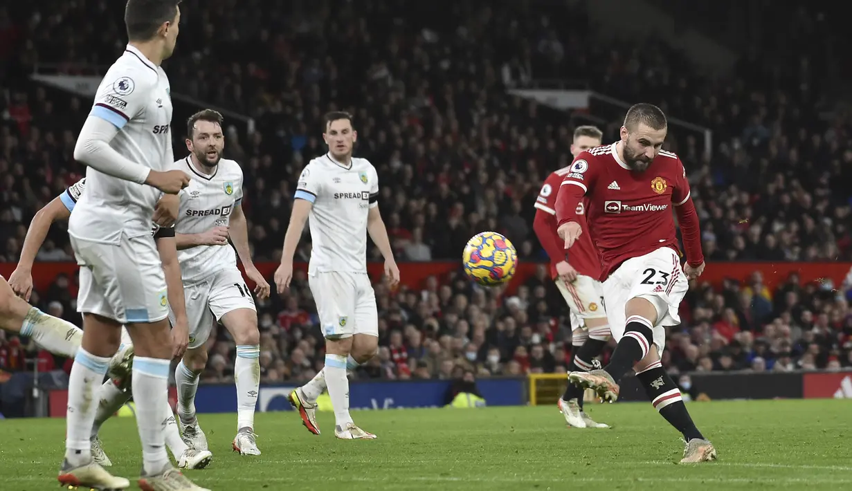 Luke Shaw yang sudah lama tidak diturunkan oleh Ralf Rangnick kali ini bermain sangat apik. Dia memperoleh kesempatan saat menggiring bola dari tengah lapangan. Namun sayang tembakan kerasnya dari luar kotak penalti masih melebar tipis disamping gawang Burnley. (AP Photo/Rui Vieira)