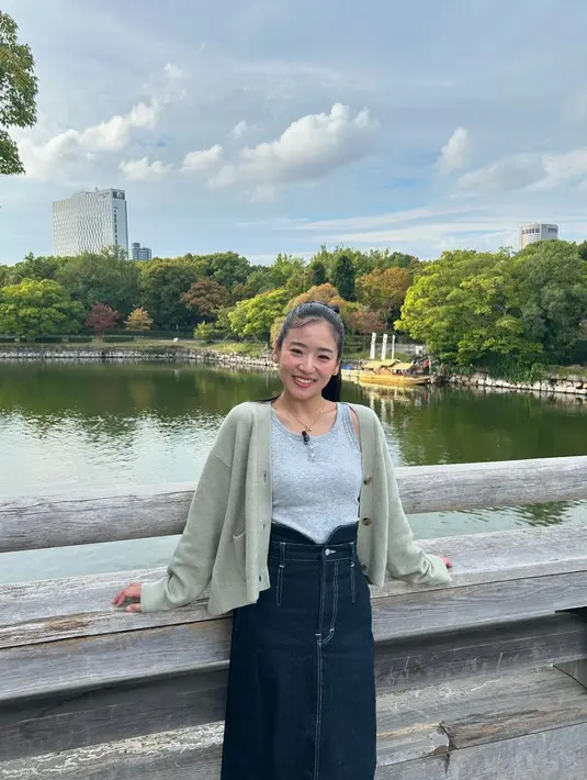 Potret lain memperlihatkan Haruka tampil stylish dengan padu padan top dan knit cardigan nuansa abu-abu. Ia melengkapi gayanya dengan rok denim asimetris dan sneakers.