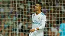 Penyerang Real Madrid, Cristiano Ronaldo meringis seusai kehilangan satu gol pada laga pekan lima La Liga melawan Real Betis di Santiago Bernabeu, Rabu (20/9). Real Madrid di luar dugaan dipermalukan Real Betis 0-1. (AP Photo/Francisco Seco)