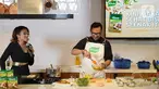 Chef Norman Ismail, membuat masak di sela-sela peluncuran kaldu Knorr Mushroom & Vegetable Seasoning, di Jakarta. Kaldu yang mengombinasikan ekstrak jamur serta mirepoix hadir untuk membantu para pebisnis kuliner menambah kelezatan menu sehat, termasuk plant-based foods. (Liputan6.com/HO/Ading)