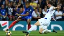 Penyerang Prancis, Kylian Mbappe, berusaha mengirim umpan saat melawan Luksemburg pada laga Kualifikasi Piala Dunia 2018 di Stadion Municipal, Toulouse, Minggu (3/9/2017). Kedua negara bermain imbang 0-0. (AFP/Franck Fife)