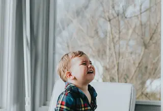 Anak sensitif dan mudah menangis hanya perlu bimbingan dari orang tua untuk membantu mengelola emosi mereka. Berikut caranya. (Foto: Unsplash.com/Marcos Paulo Prado).