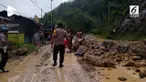 Hujan deras mengakibatkan longsor di perbatasan Riau dan Sumatera Barat. Material longsor berjatuhan menutupi sebagian jalan Riau-Sumbar.