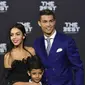 Ronaldo yang sangat tampan dengan setelan tuxedo berwarna birunya berlenggang di karpet hijau bersama anak dan wanita berambut panjang bernama Georgina Rodriguez. Model asal Spanyol itu ternyata kekasih baru Ronaldo. (AFP)