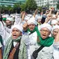 Anggota Laskar Front Pembela Islam (FPI) melakukan konvoi melintas di kawasan Bundaran HI, Jakarta, Rabu (22/5/2019). FPI mengerahkan simpatisannya di Jabodetabek untuk berdemonstrasi terkait hasil rekapitulasi suara Pemilu 2019 di gedung Bawaslu. (Liputan6.com/Immanuel Antonius)