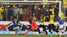 Brasil memperoleh gol cepat saat laga baru berjalan enam menit. Casemiro membawa Brasil unggul 1-0 melalui tendangan dalam sebuah kemelut di depan gawang Ekuador yang dikawal Alexander Dominguez. (AP/Pool/Rodrigo Buendia)