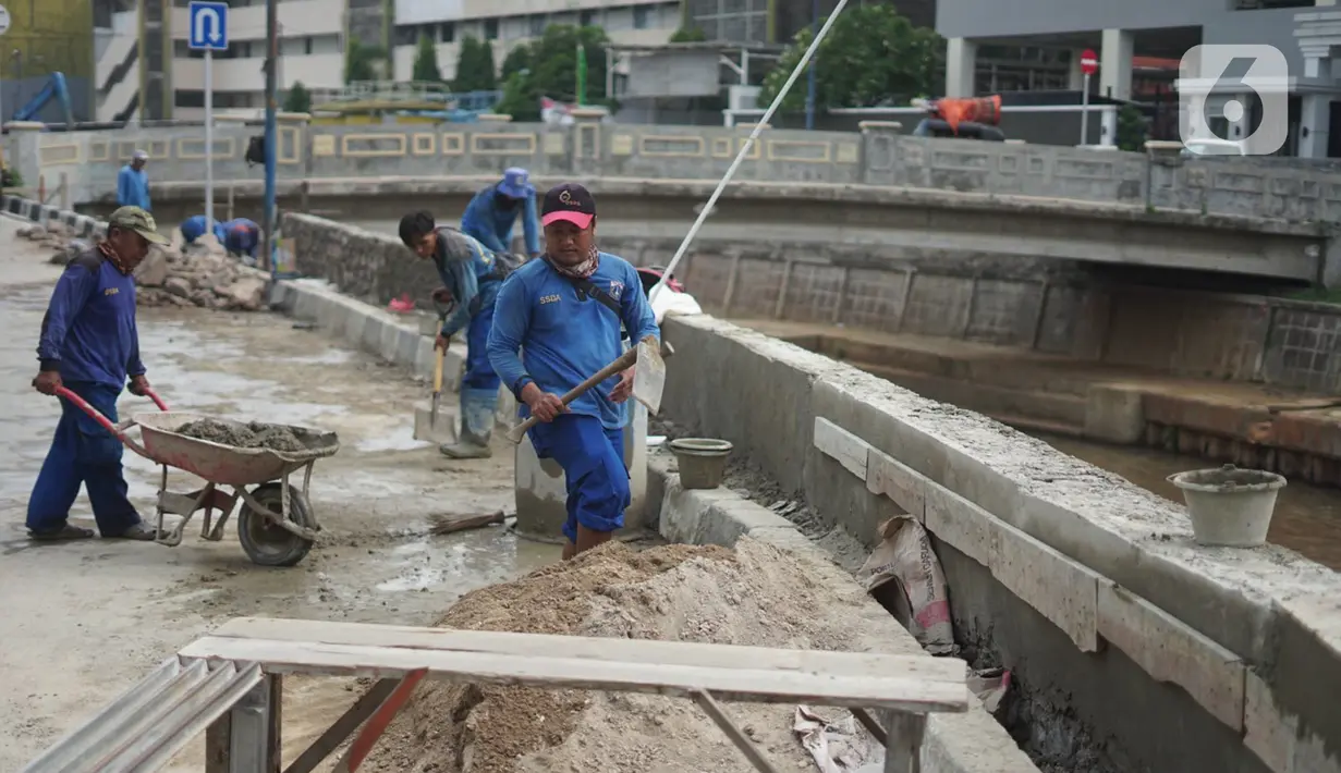 Petugas menyelesaikan proyek peninggian turap Anak Sungai Ciliwung di kawasan Senen, Jakarta, Rabu (4/11/2020). Peninggian turap dilakukan sebagai langkah mengantisipasi banjir yang berasal dari luapan aliran sungai saat hujan deras. (Liputan6.com/Immanuel Antonius)