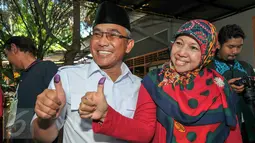 Mohammad Idris dan istri usai melakukan pencoblosan di TPS 077 di Perum Pondok Duta, Sukmajaya, Depok, (9/12). Idris akan bersaing dengan pasangan nomor urut satu yaitu Dimas Oky Nugroho dan Babai Suhaimi. (Liputan6.com/Yoppy Renato)