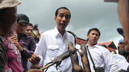 Jokowi menanyakan kepada pedagang apakah nama makanannya. Dan pedagang itu menjelaskan bahwa itu adalah tikus bakar, Sulawesi Utara, Sabtu (10/5/2014) (Liputan6.com/Herman Zakharia).