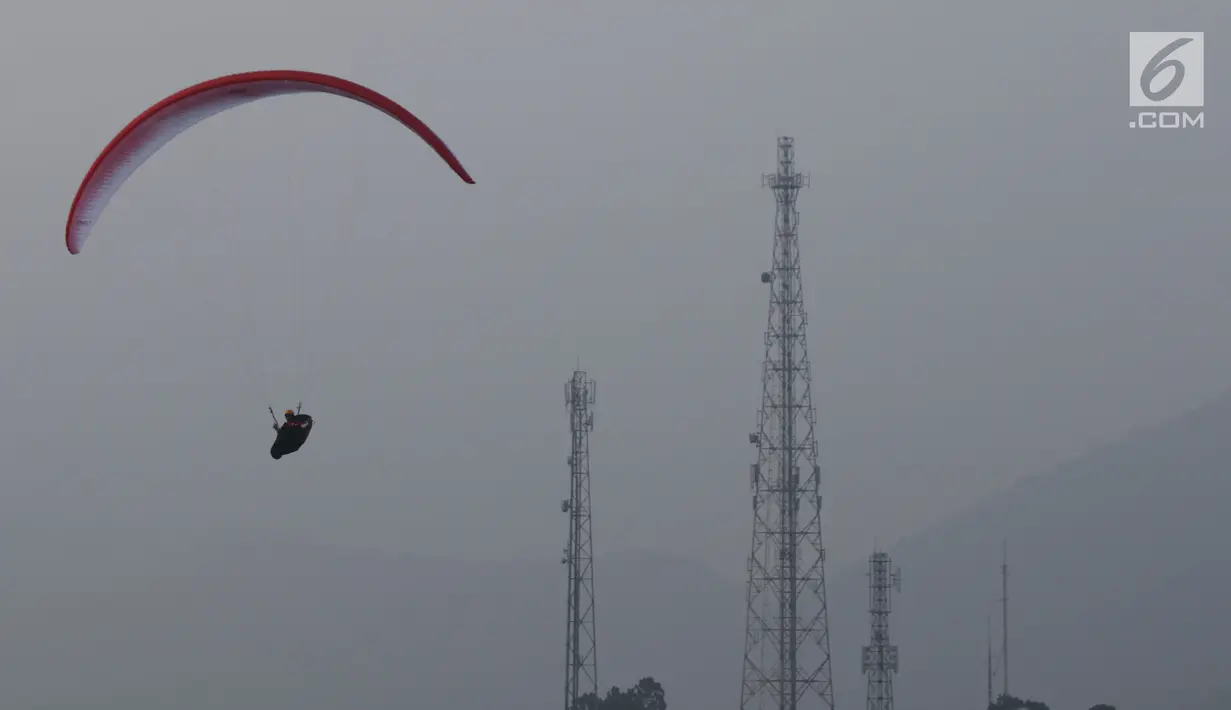 Atlet Paralayang Indonesia berlatih terbang nomor Cross Country di kawasan Puncak, Cianjur, Jawa Barat, Kamis (26/7). Latihan ini mematangkan persiapan jelang laga Asian Games 2018, Agustus mendatang. (Liputan6.com/Helmi Fithriansyah)