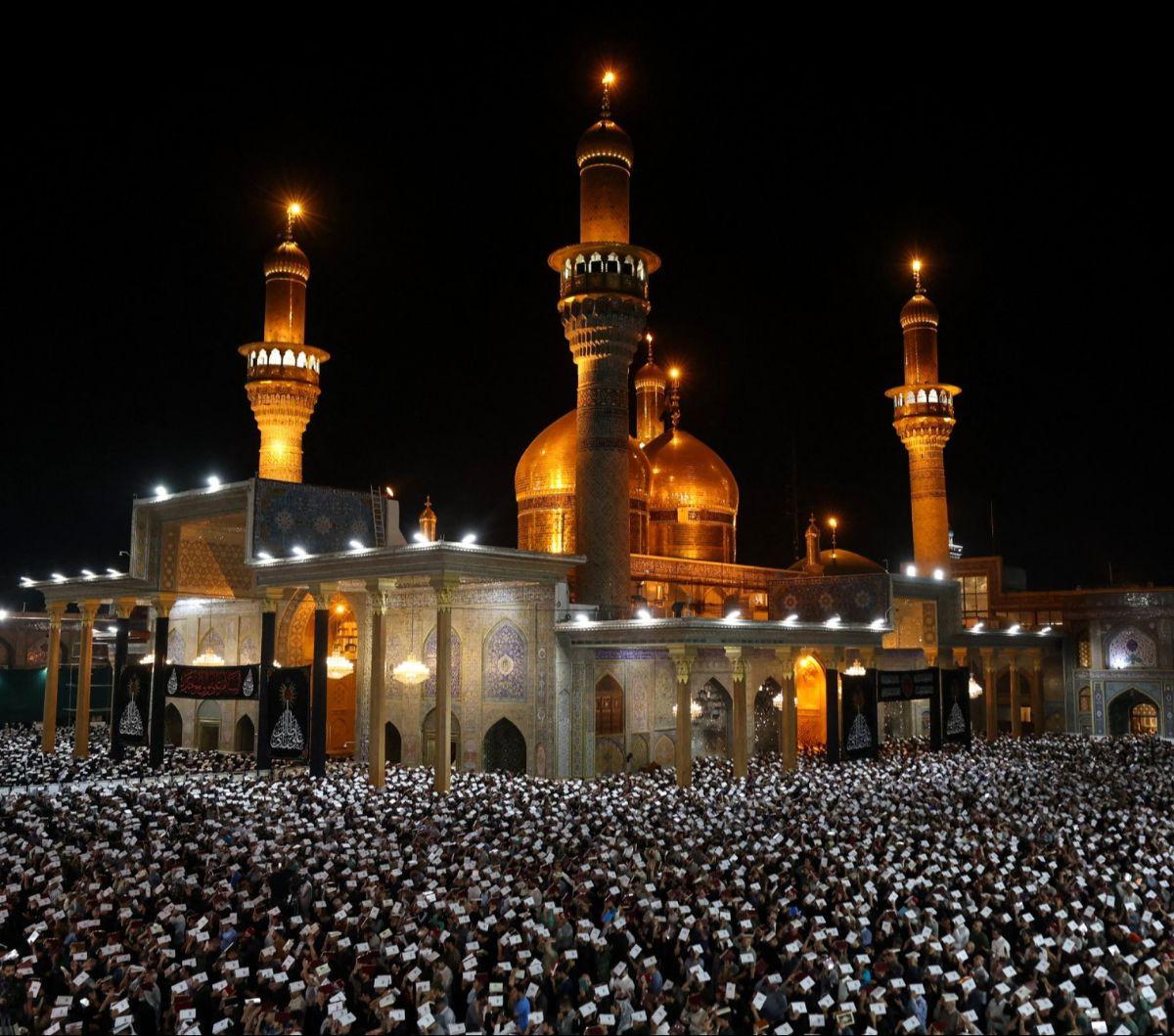 Ribuan jemaah memadati halaman&nbsp;Masjid Al-Kazimiyya, Baghdad, Irak, pada Rabu (3/4/2024). Kehadiran jemaah yang membeludak di masjid tersebut untuk berikhtiar mendapatkan keutamaan Lailatul Qadar pada 10 malam terakhir bulan suci Ramadan.&nbsp;AHMAD A