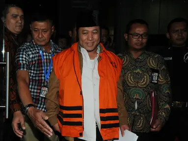 Bupati Lampung Selatan Zainudin Hasan dibawa menuju mobil tahanan seusai menjalani pemeriksaan di gedung KPK, Jakarta, Jumat (27/7). KPK resmi menahan adik Ketum PAN Zulkifli Hasan itu terkait dugaan suap proyek infrastruktur. (Liputan6.com/Dwi Narwoko)Bu