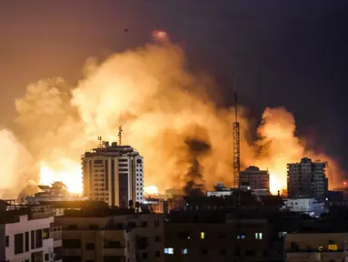 Bola api meletus saat Israel membombardir Kota Gaza, Palestina, Senin (9/10/2023). Israel memberlakukan pengepungan total di Jalur Gaza dan memutus pasokan air karena terus mengebom sasaran-sasaran di daerah kantong Palestina yang padat penduduknya sebagai tanggapan atas serangan mendadak Hamas yang disamakan dengan serangan 9/11. (MOHAMMED ABED/AFP)