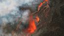 Foto udara pada 22 Desember 2021 menunjukkan gunung berapi Piton de la Fournaise yang meletus di pulau Reunion, Samudra Hindia Prancis. Letusan terjadi di daerah yang sama sekali tidak berpenghuni. (Richard BOUHET/AFP)