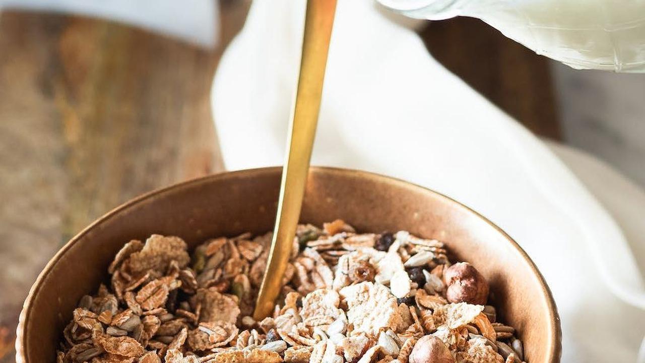 Selain itu, gandum utuh juga banyak mengandung vitamin E, potasium dan zinc yang bisa mendukung tubuh dan otak berkerja secara seimbang dan optimal. Gandum juga mengandung serat yang tinggi sehingga sangat baik untuk kesehatan organ pencernaannya.