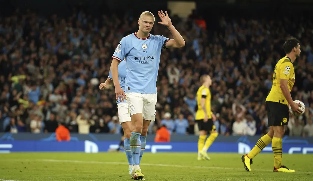 Demi menghormati mantan klubnya, ia kemudian tak melakukan selebrasi untuk gol kemenangan Manchester City ini. (AP/Dave Thompson)