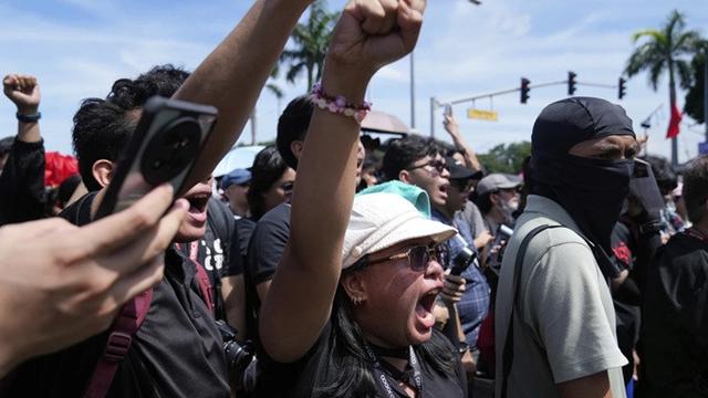 Para pengunjuk rasa meneriakkan slogan dalam aksi anti-korupsi di Taman Rizal, Manila, Filipina, Minggu, (21/9/2025).