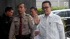 Menteri Pemuda dan Olahraga (Menpora), Imam Nahrawi melambaikan tangan saat tiba di Gedung KPK, Jakarta, Kamis (24/1). Menpora Imam memenuhi panggilan sebagai saksi dalam kasus dugaan suap terkait dana hibah Kemenpora ke KONI. (Merdeka.com/Dwi Narwoko)