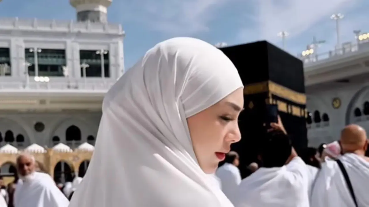 6 Potret Celine Evangelista Tampil Memesona dengan Riasan Fresh saat Umrah, Momen Haru saat Mencium Ka'bah