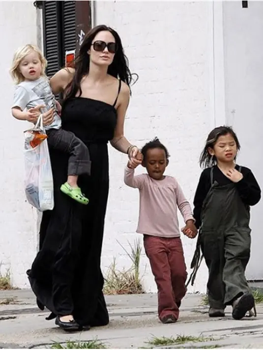 Kecanduan rokok dan alkholol dijadikan salah satu alasan menggugat cerai. Selain soal anak pengasuhan anak yang dinilai Jolie tidak sehat, kabar lain menyebut bahwa Brad Pitt berselingkuh dengan Marion Cotillard. (Instagram/angelinajolieofficial)