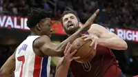 Penggawa Detroit Pistons Stanley Johnson (kiri) melanggar bintang Cleveland Cavaliers Kevin Love pada duel NBA di Quicken Loans Arena, Minggu (28/1/2018) atau Senin (29/1/2018) WIB. (AP Photo/Tony Dejak)