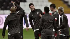 Penyerang Bayern Munchen, Robert Lewandowski (tengah) melakukan pemanasan saat sesi latihan di Stadion Vodafone Park di Istanbul (13/3). Munchen akan bertanding melawan Besiktas pada leg kedua babak 16 besar Liga Champions. (AFP Photo/Ozan Kose)