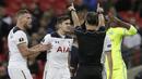 Bek Tottenham, Harry Winks, protes kepada wasit usai diberikan kartu kuning. Pertandingan yang berlangsung keras ini membuat wasit mengeluarkan 10 kartu kuning dan satu kartu merah untuk Dele Alli. (AP/Matt Dunham)