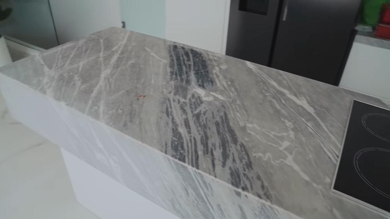 9 Potret Dapur Raditya Dika yang Elegan, Kitchen Island Full Marmer - Ada Tatakan Unik