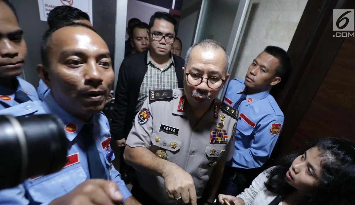 Kepala Divisi Humas Polri Irjen Setyo Wasisto usai mengecek ruangan Fraksi Gerindra dan Fraksi Hanura yang terkena proyektil anak peluru nyasar di Lantai 13 dan 16 Gedung Nusantara I, Gedung DPR, Senayan, Jakarta, Senin (15/10). (Liputan6.com/Johan Tallo)
