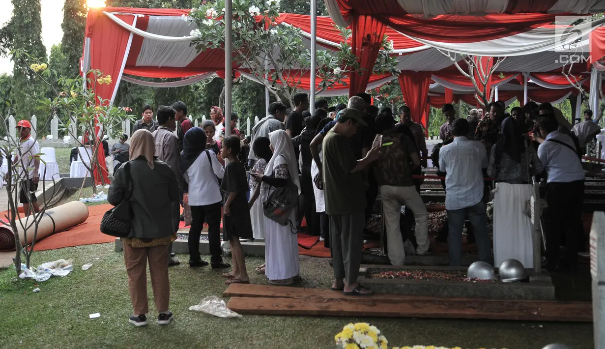 Warga antre untuk berziarah ke makam Presiden ketiga RI BJ Habibie di TMP Kalibata, Jakarta, Kamis (12/9/2019). Hingga sore hari, warga terus berdatangan ke TMP kalibata untuk dapat berkesempatan mendoakan almarhum BJ Habibie. (merdeka.com/Iqbal Nugroho)