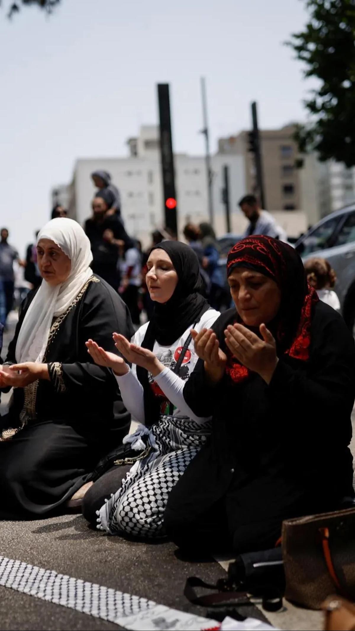 Salat jemaah ini dilakukan untuk mendukung dan berdoa memohon keselamatan warga Palestina di tengah pasukan Israel yang bergerak ke Jalur Gaza untuk menyerang Hamas.