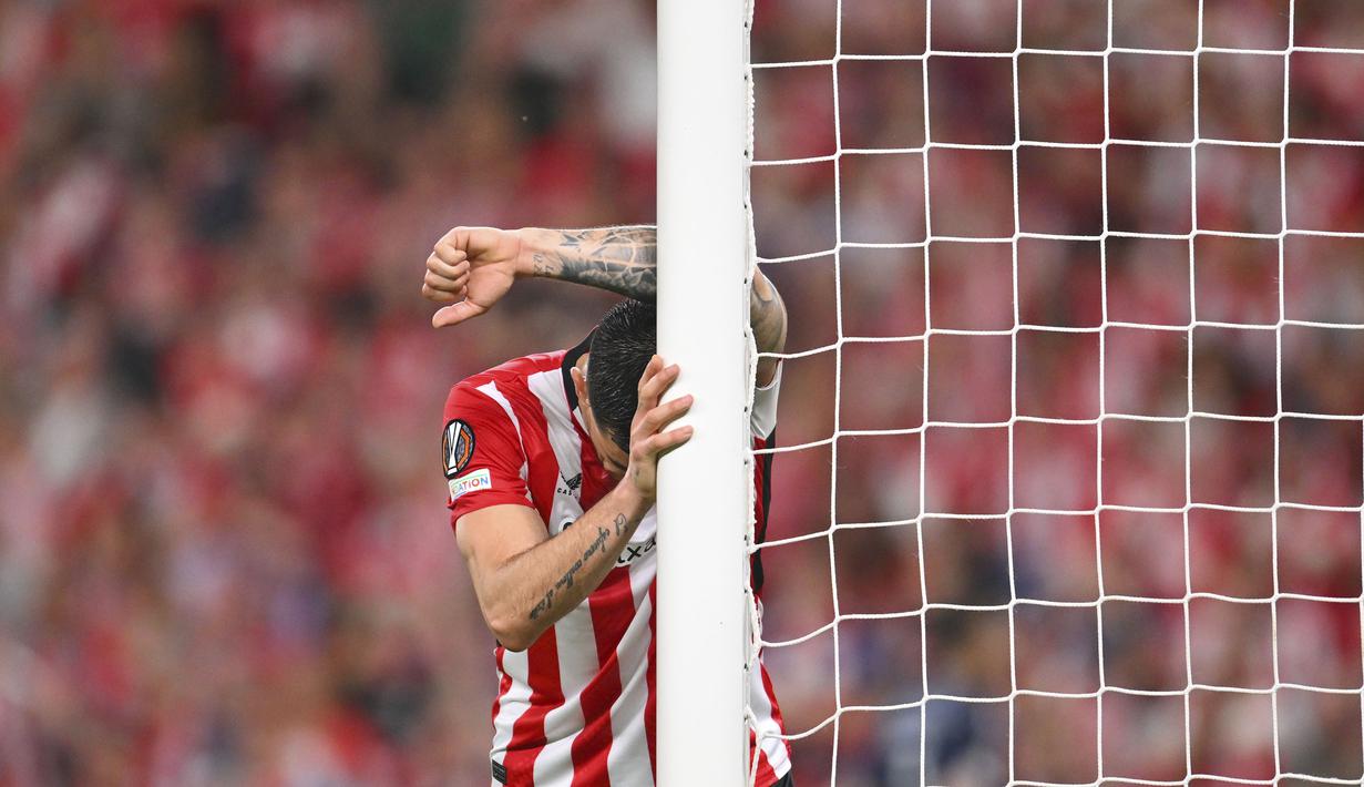 Ekspresi kecewa pemain Athletic Bilbao, Alex Berenguer dalam laga leg 1 semifinal Liga Europa 2024/2025 melawan Manchester United di San Mames Stadium, Bilbao, Spanyol, Kamis (01/05/2025) waktu setempat. (AP Photo/Miguel Oses)