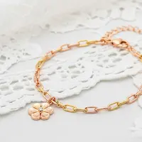 Gelang Rantai Kombinasi Warna Rose Gold dan Yellow Gold dengan Liontin Bunga/Model Gelang 5 Gram Kombinasi Rantai dan Liontin (Sumber: gemini.com)