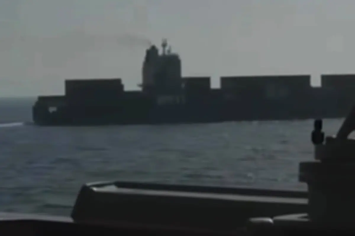 Tangkapan layar dari video yang dipublikasikan Kementerian Perang Amerika Serikat di platform Instagram yang menunjukkan kapal kargo berbendera Iran M/V Touska.